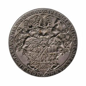 The reverse of the medal displays an elaborately detailed coat of arms.